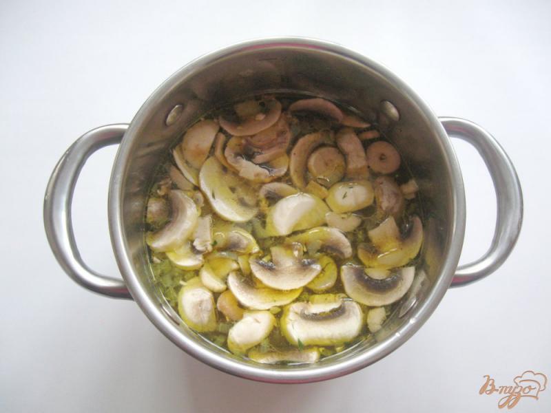 Фото приготовление рецепта: Куриный суп с шампиньонами и вермишелью шаг №4
