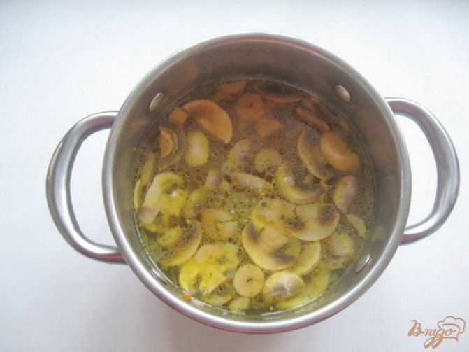 Фото приготовление рецепта: Куриный суп с шампиньонами и вермишелью шаг №5