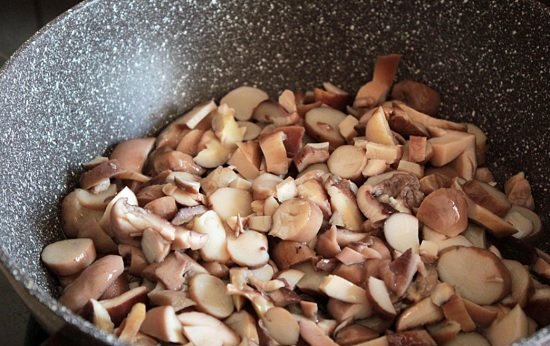 Как вкусно пожарить белые грибы на сковороде