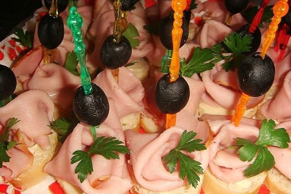Канапе с маринованными шампиньонами