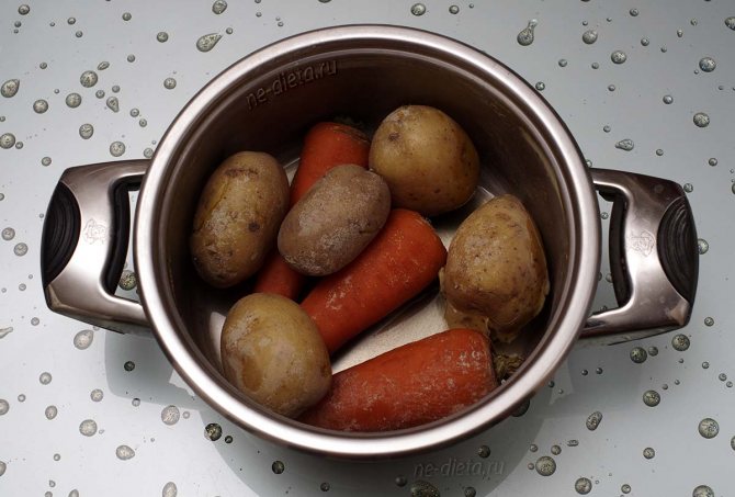 Картофель и морковь отварить в кожуре