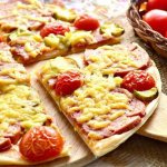 Пицца с солеными огурцами, колбасой и помидорами