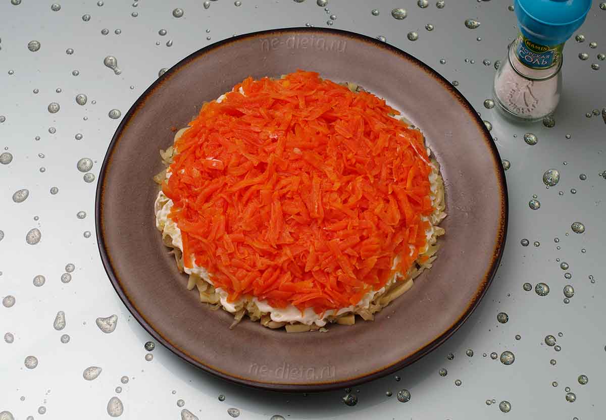 Положить тертую морковь