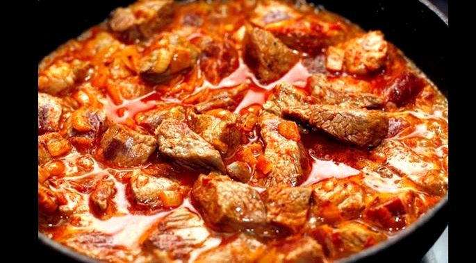 Рецепт вкусного гуляша из говядины с подливкой томатную пасту можно заменить